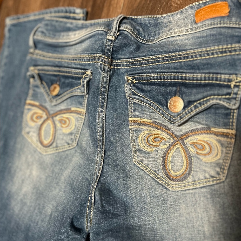 Embroidered Rocker Slimboot with a slight flare
90s Y2K Vintage
embroidery
